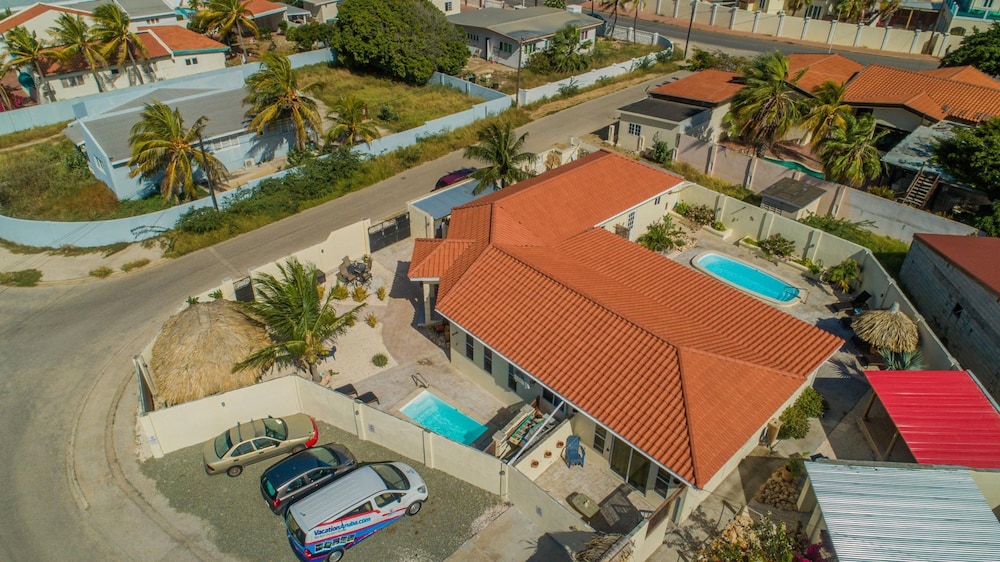 Poolside 1-bed Near Palm Beach