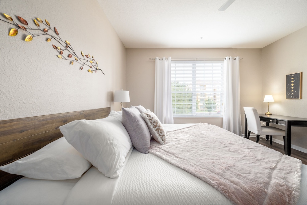The Loft Deluxe 2 Bedroom Condo by RedAwning