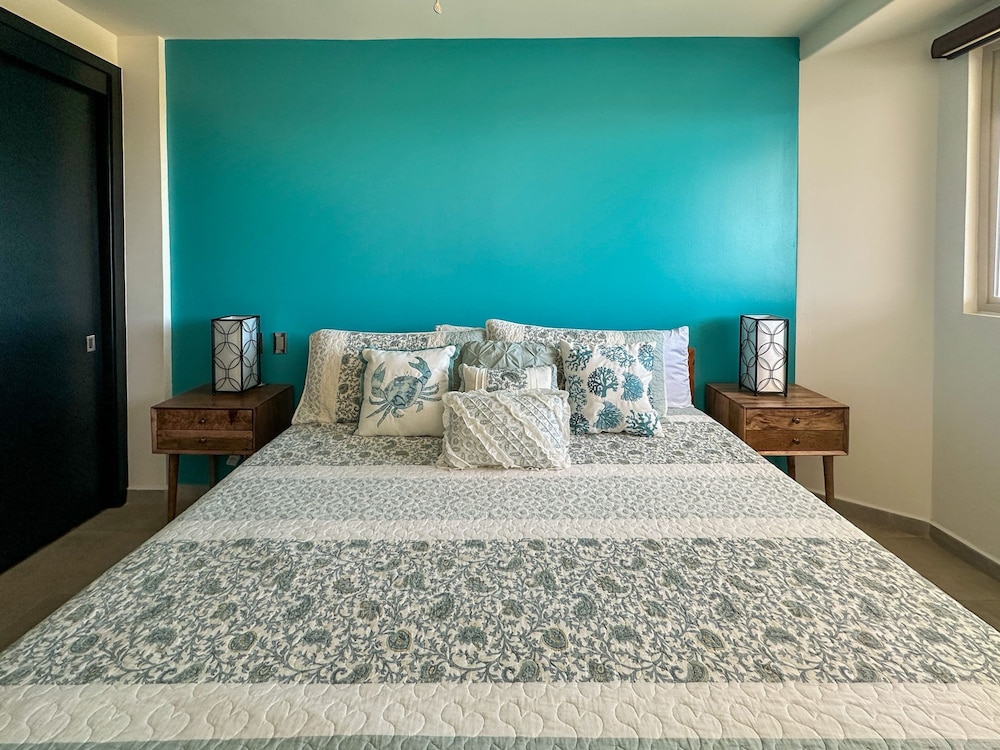 Upscale Ocean View Condo Close to it all Great