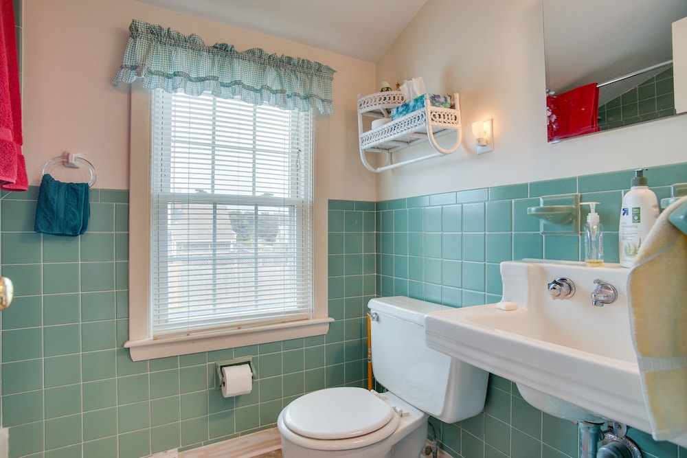 Walk to Beach: Chatham Getaway w/ Sunroom!