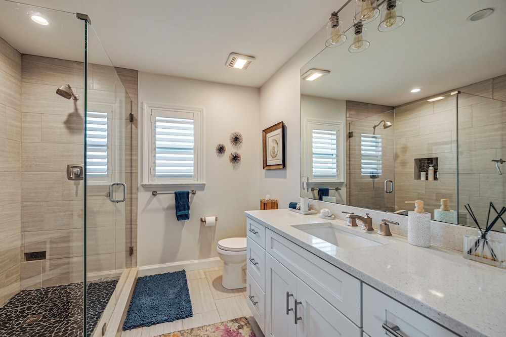 2 Mi to South Beach: Waterfront Home w/ Lanai!