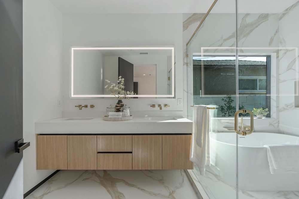 Noble Modern - Urban Sanctuary in Sherman Oaks With Poolside and Patio