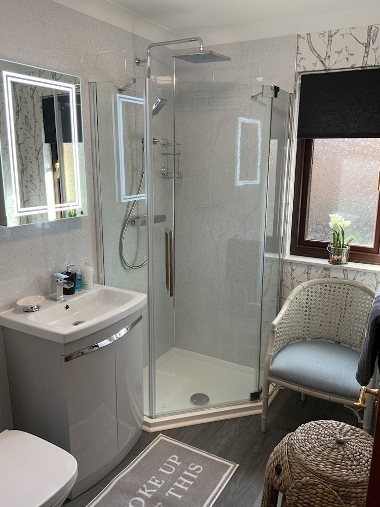 Remarkable 2-bed Cottage in Tranquil Setting view 3