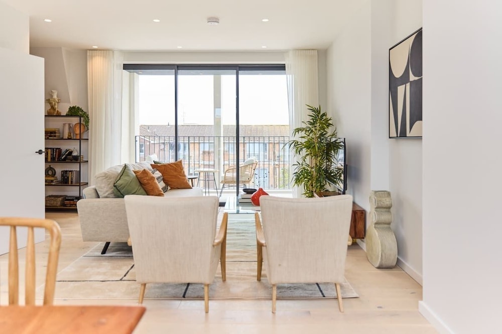 The Brondesbury Hideaway - Stylish 3bdr Flat With Balcony + Parking
