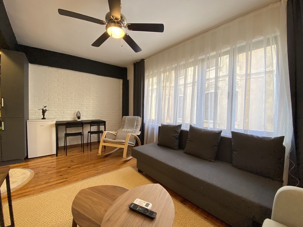 Chic Flat With Balcony in the Heart of Beyoglu
