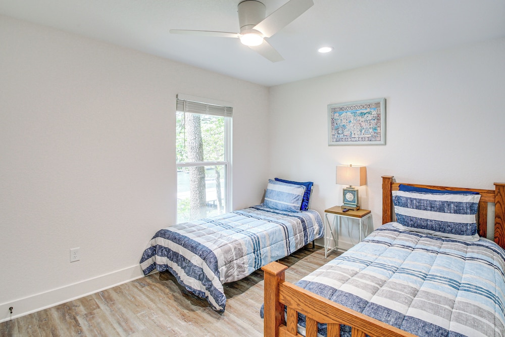 Lake Hamilton Views: Hot Springs Family Home!