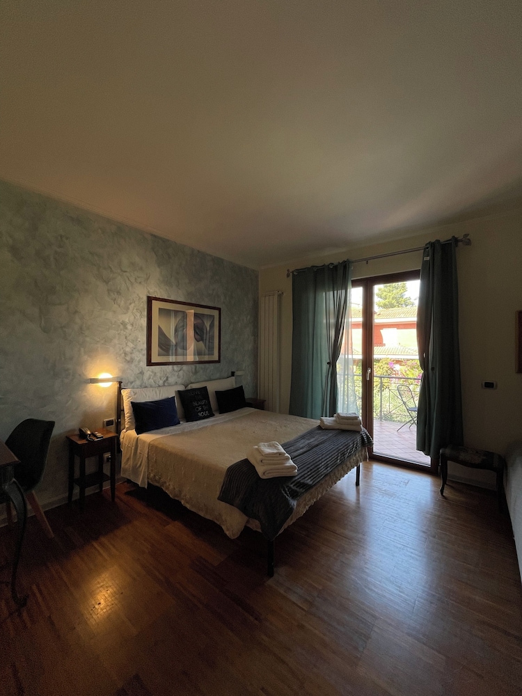 Aurelia Garden Gold Bed & Breakfast