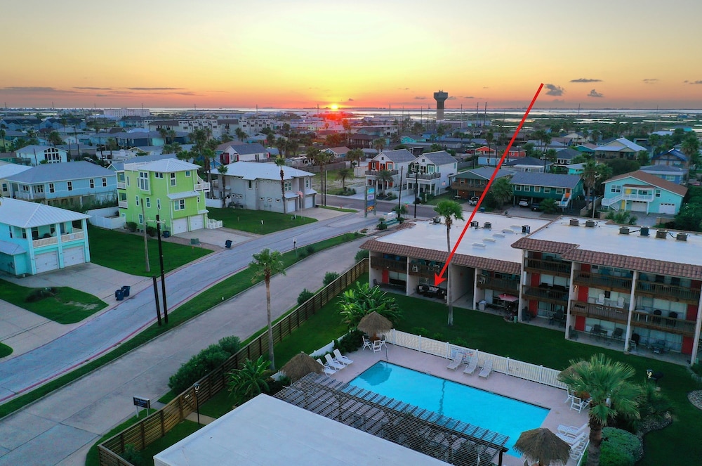 Tropical Haven by Avantstay 4min Walk to Beach Pool Remodeled Interior