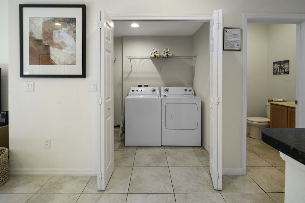 10 Min to Disney Cozy Townhome Jacuzzi