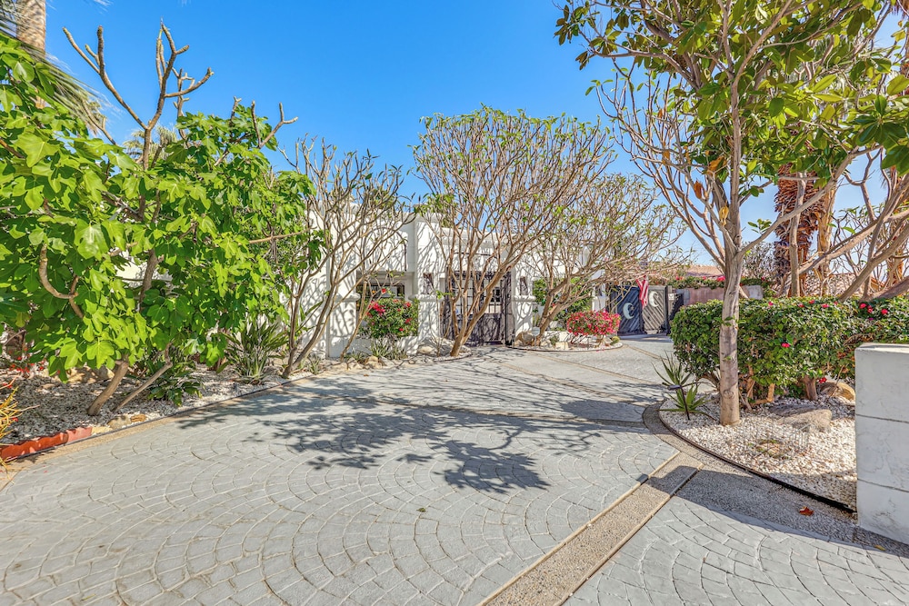 Golf, Shop & Hike: Sleek Rancho Mirage Studio