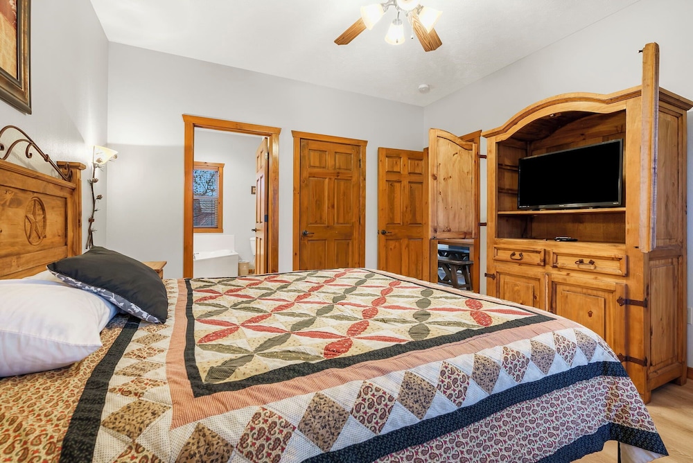 Kemper's Cabin in the Ozarks - Onsite Amenities