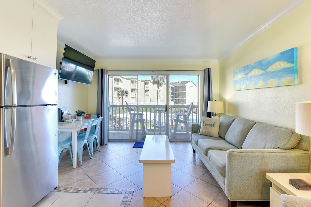 Walk to Galveston Beach: Resort Condo w/ Perks!