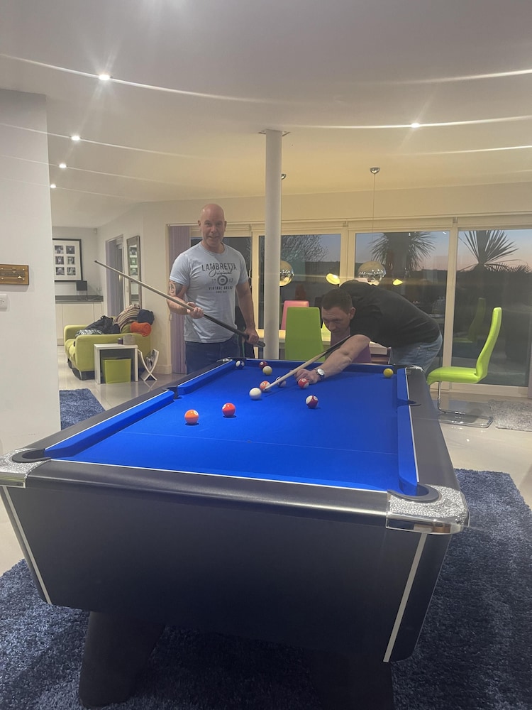 5 Bed House-sleeps 14-hot Tub-bar-garden-parking
