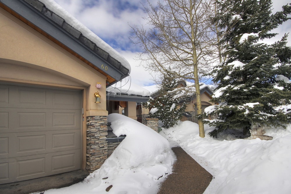 Charter Ridge 60 - Shuttle to Lifts/Town by RedAwning