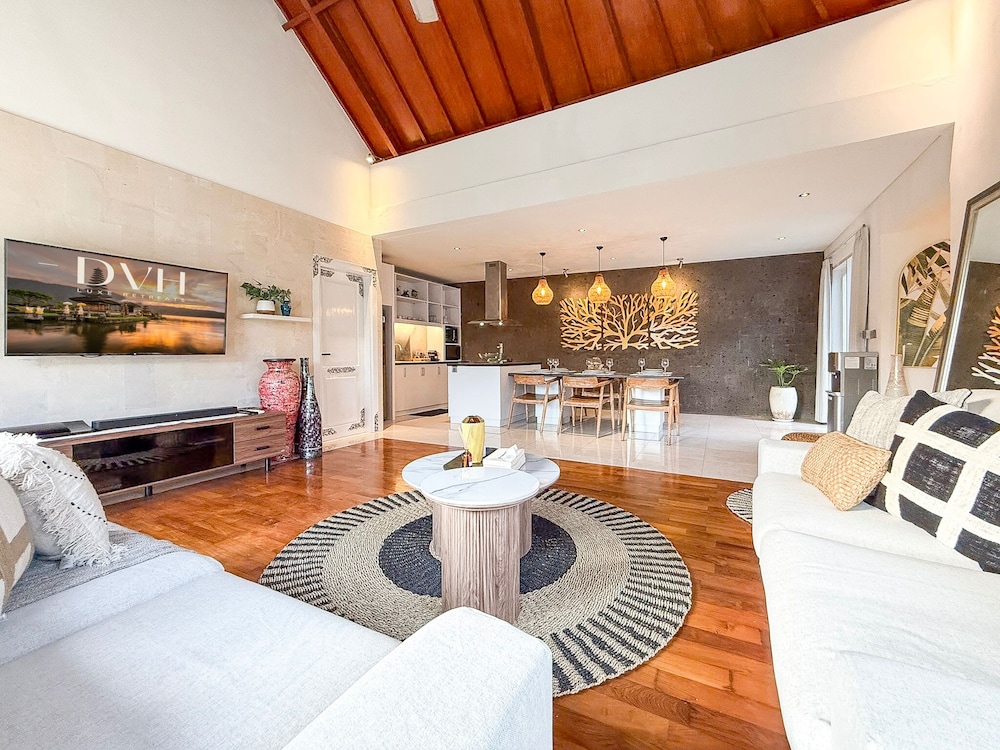 Villa St Calyx by DVH Luxe Retreats 3BR