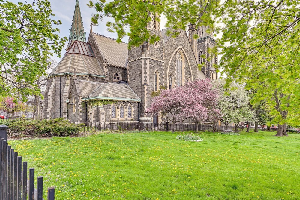 Walk to Downtown Albany: Ten Broeck Triangle Apt! view 4