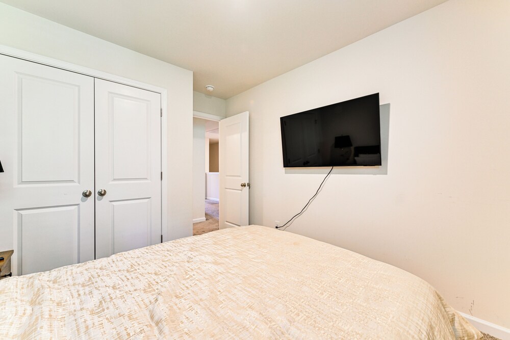 7 Mi to Uptown - Pet-friendly 2-story Townhome!