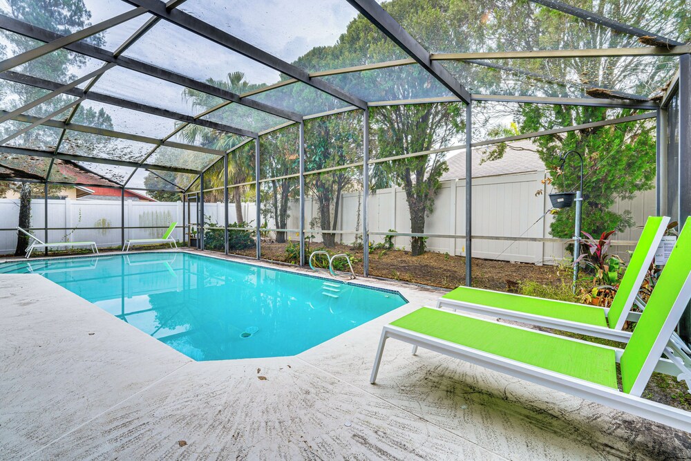 7 Mi to Gatorland: Retreat w/ Pool & Elliptical