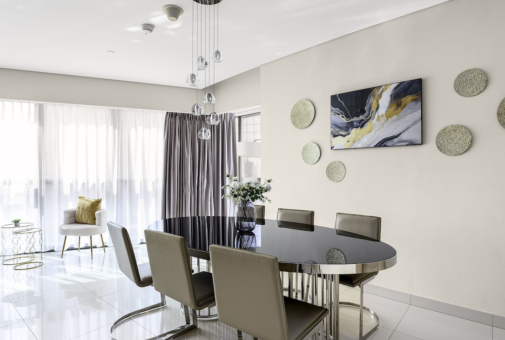 Glamorous 2BR in Damac Paramount Tower