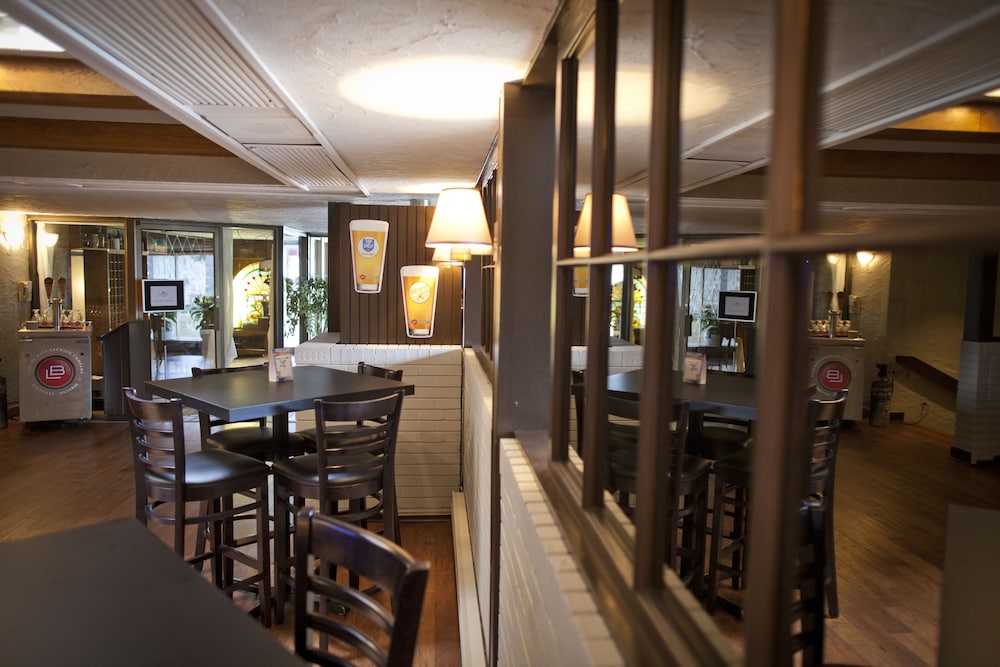 North Bay Vacations - Ramada by Wyndham Pinewood Park Resort North Bay - Property Image 13
