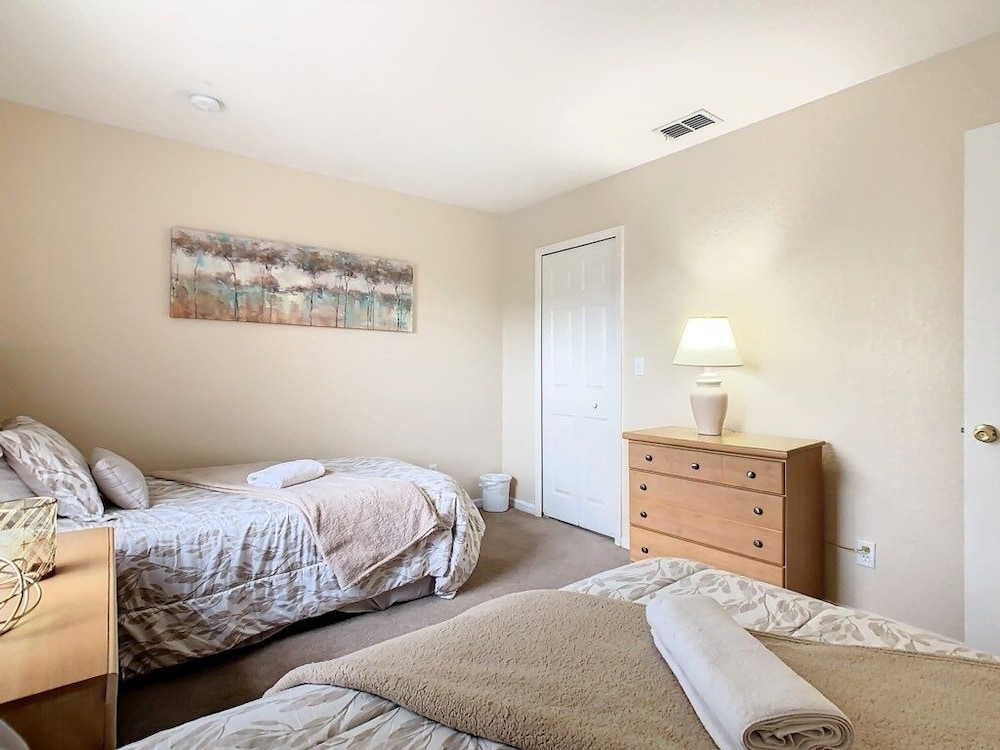 Regal Oaks Getaway: 4br Home Close To Disney & Old Town 4 Bedroom Townhouse
