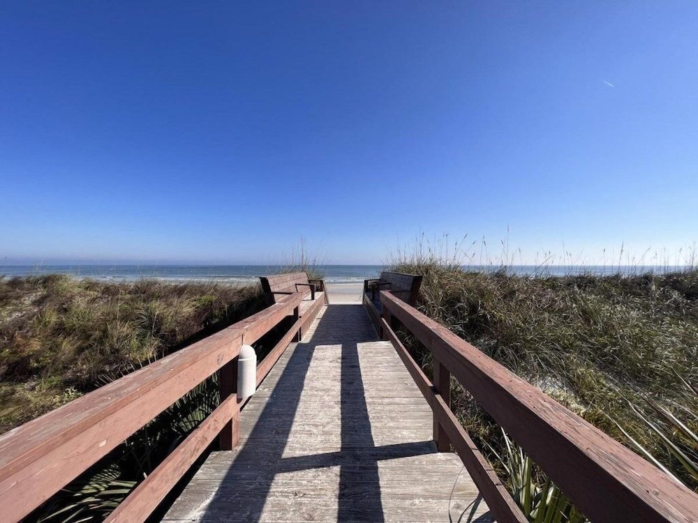 Four Winds F8 2 Bedroom Condo by RedAwning view 5