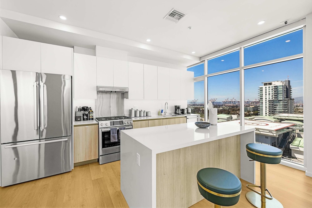 @marbella Lane - Chic 2BR Penthouse w/ Ocean Views