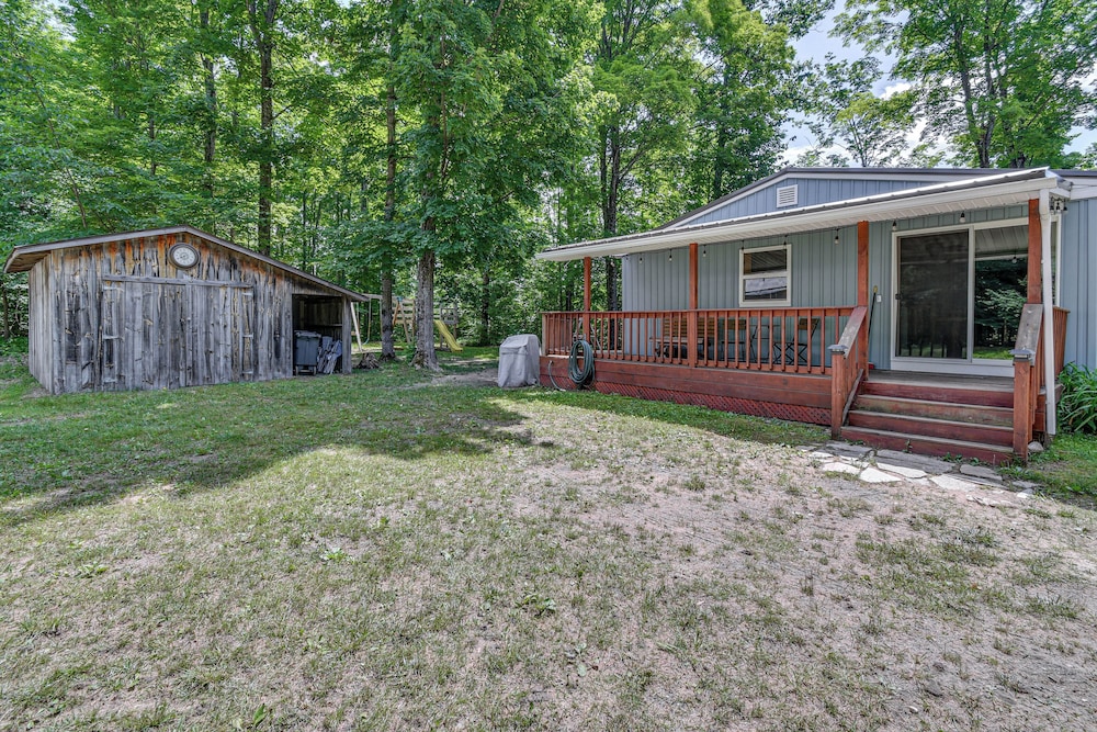 Woodsy 20-acre Retreat w/ Hot Tub in Mancelona