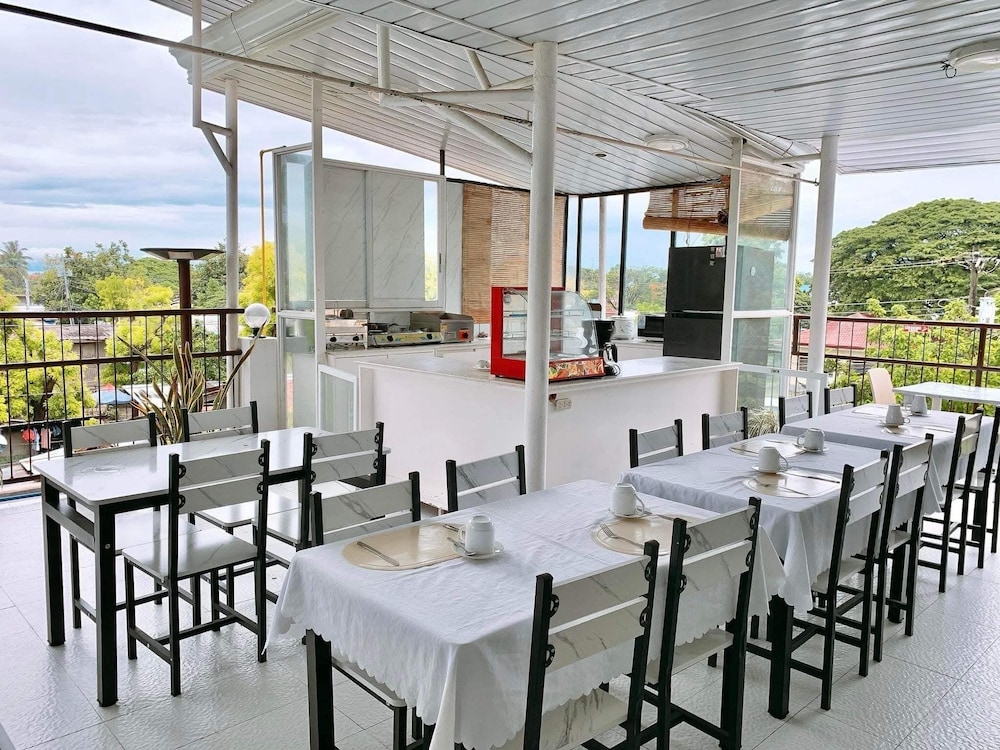 Luna Oslob Travellers Inn