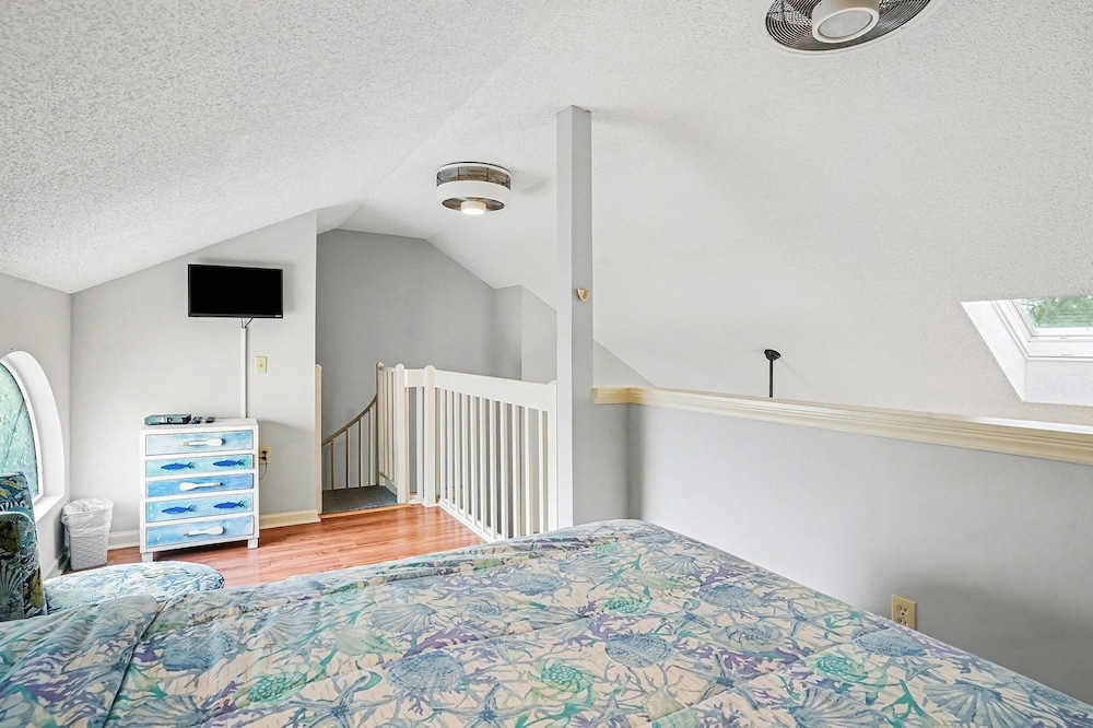6F Cumberland - split level, 2 bedroom villa, full access!! 2 Condo