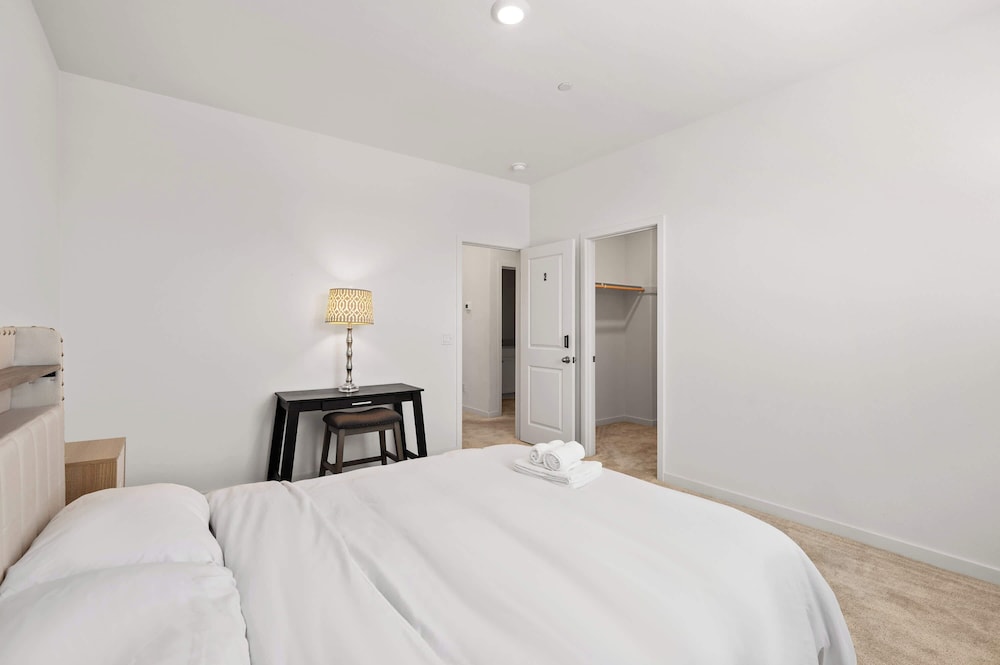 Sunny & Stylish Near LA 4BR Home w Desks & Lounge