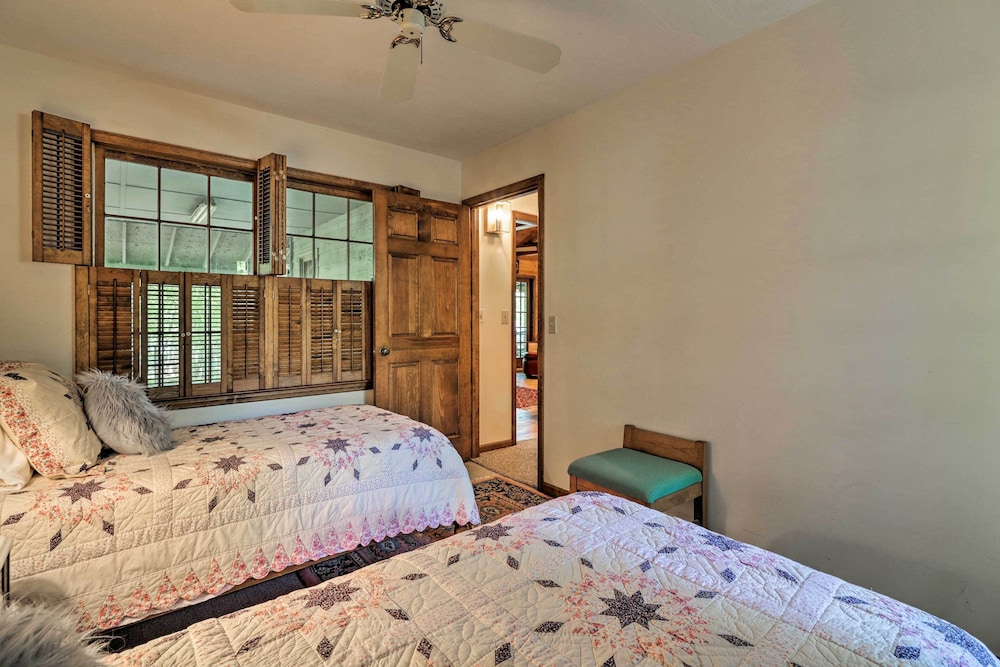 Milledgeville Vacations - Lakefront Milledgeville Cabin: Private Dock, Porch - Property Image 3