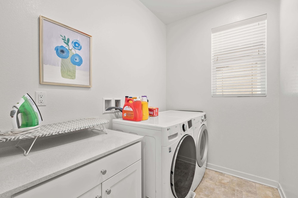 Sunny & Stylish Near LA 4BR Home w Desks & Lounge