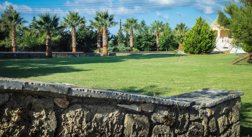 Leone Luxury Villas