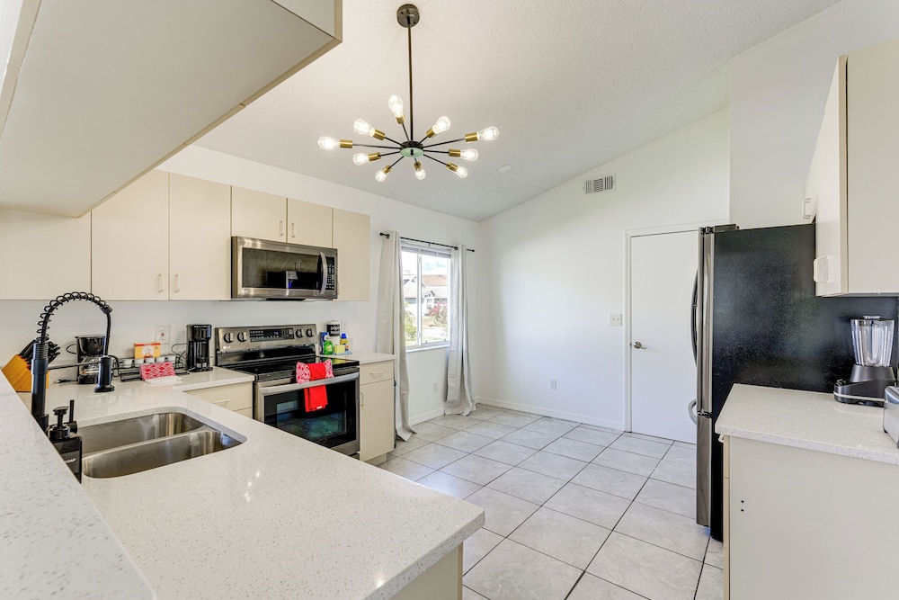 6 Mi to Disney World: Lake-view Retreat w/ Pool!