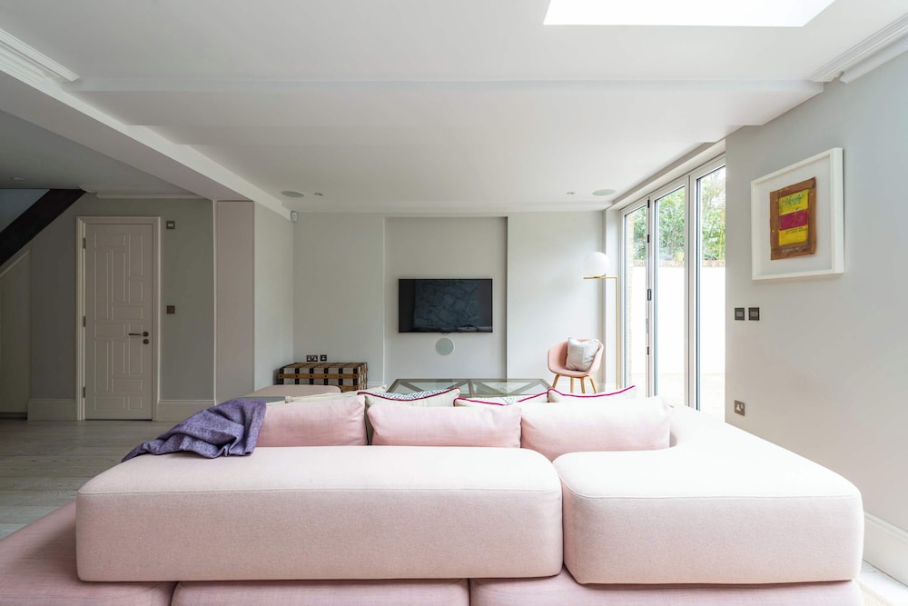 Fantastic 4 Bed House in Iconic Camden