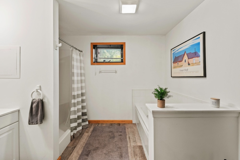 Waterside Haven by Avantstay Lakefront Hot Tub Game Room Fire Pit
