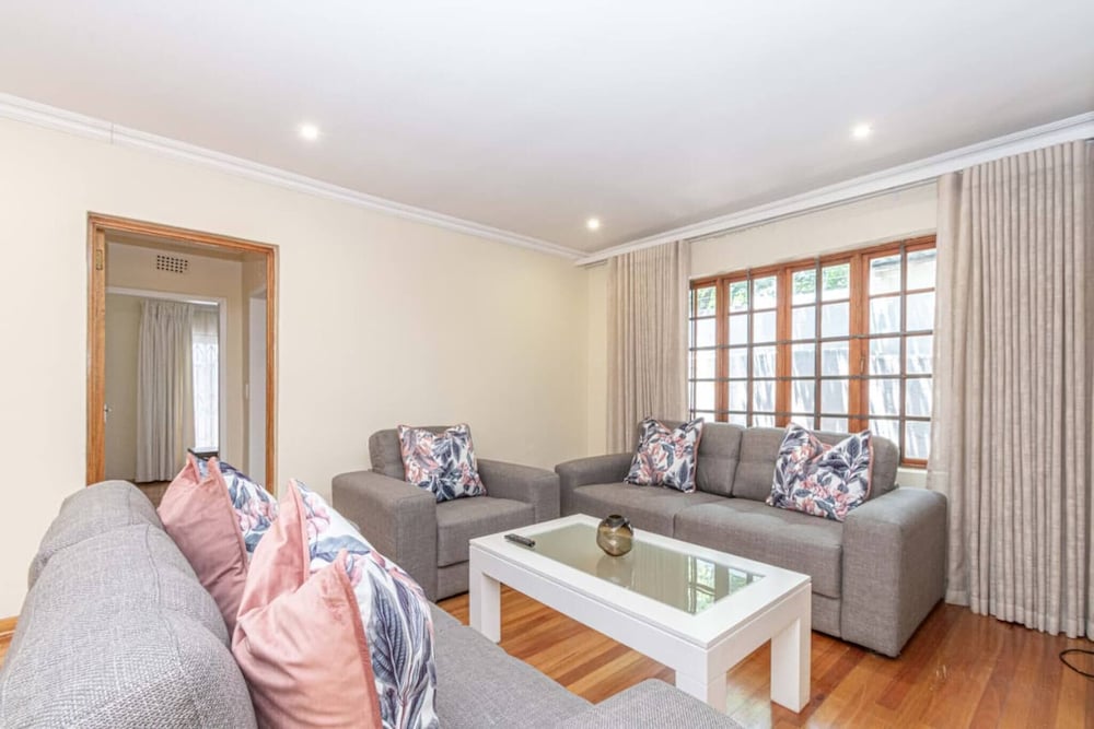 Super Spacious Fun Home! With Pool, Den and Bar