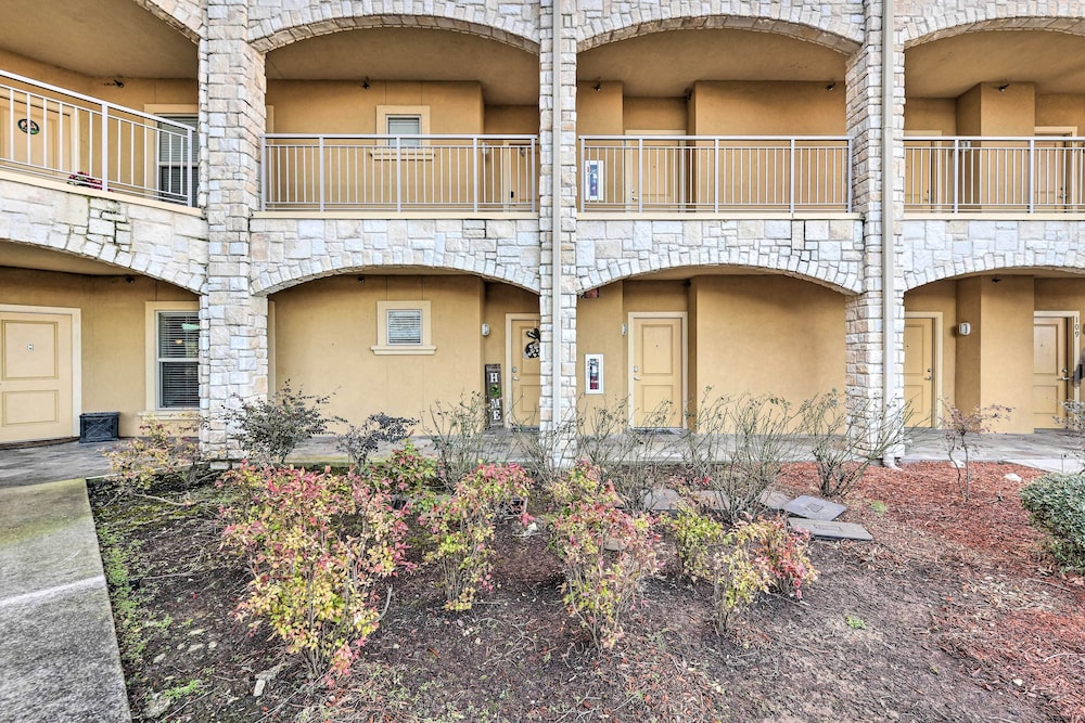 Pool Access + Views: Richland-chambers Studio! view 3