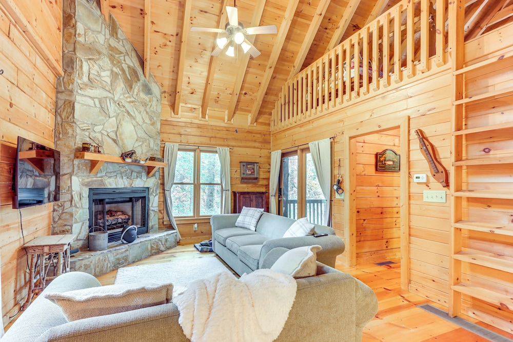 Private Hot Tub: Secluded Ellijay Cabin on River
