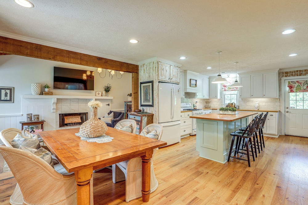 3 Mi to Beach: Pawleys Island Cottage