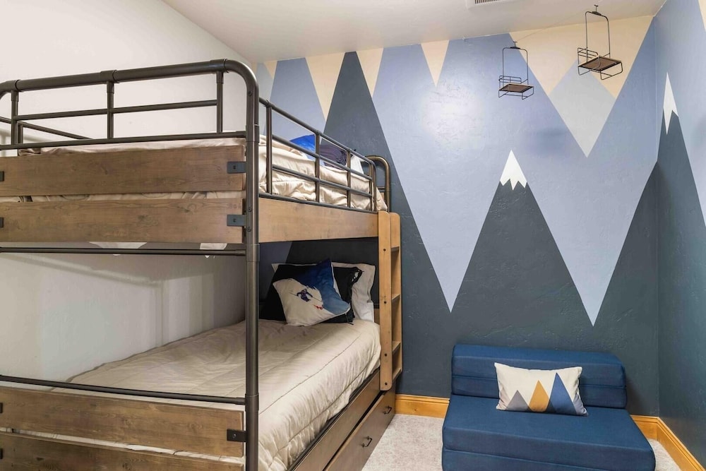 Mount Victoria Lodge #d 3 Bedroom Condo by RedAwning