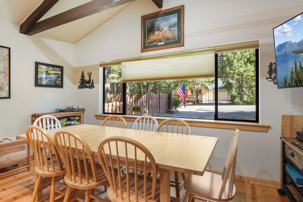 Elm Street Getaway Sleeps 8!
