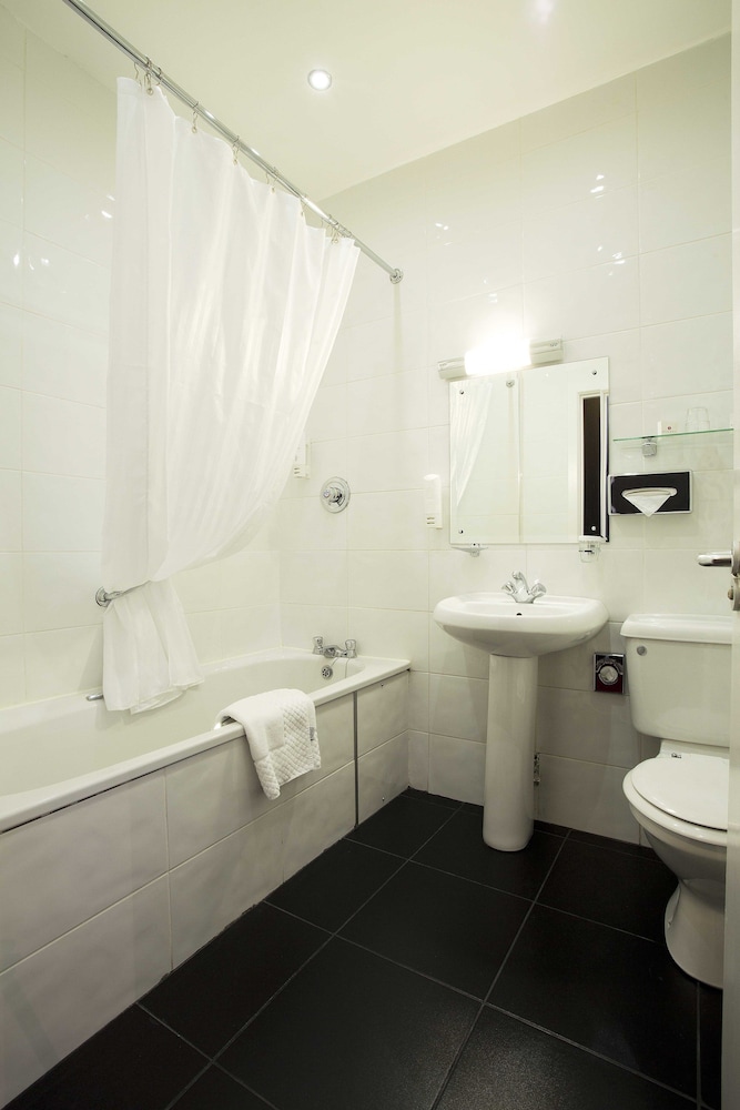 Londonderry Vacations - Da Vinci's Hotel Derry - Property Image 2