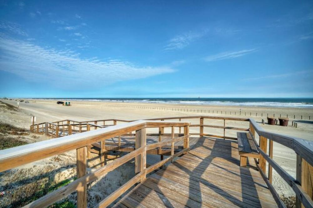 Stay Palm by Avantstay Beach Access Balcony