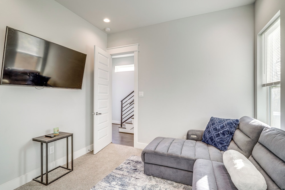 Close to Restaurants: Houston Haven w/ Balcony!