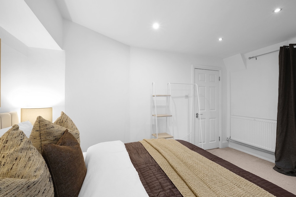 Luxury 3BR 2BA with Hot Tub and Garden