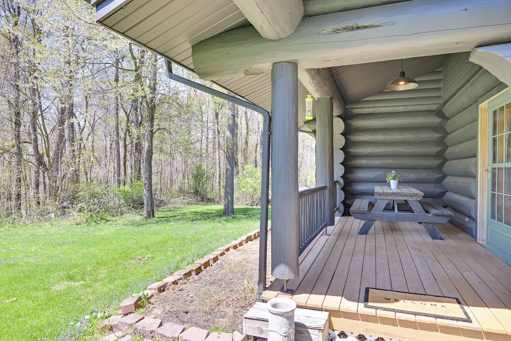 4 Mi to Dtwn: Spacious Family Cabin in Jonesville!