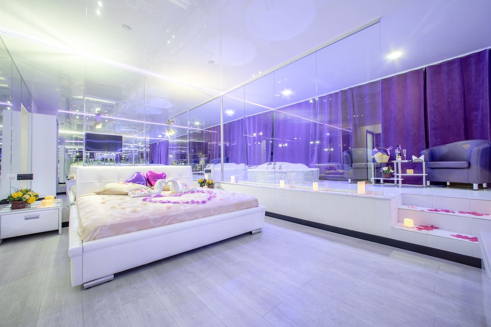 Alex Hotel on Muzhestva