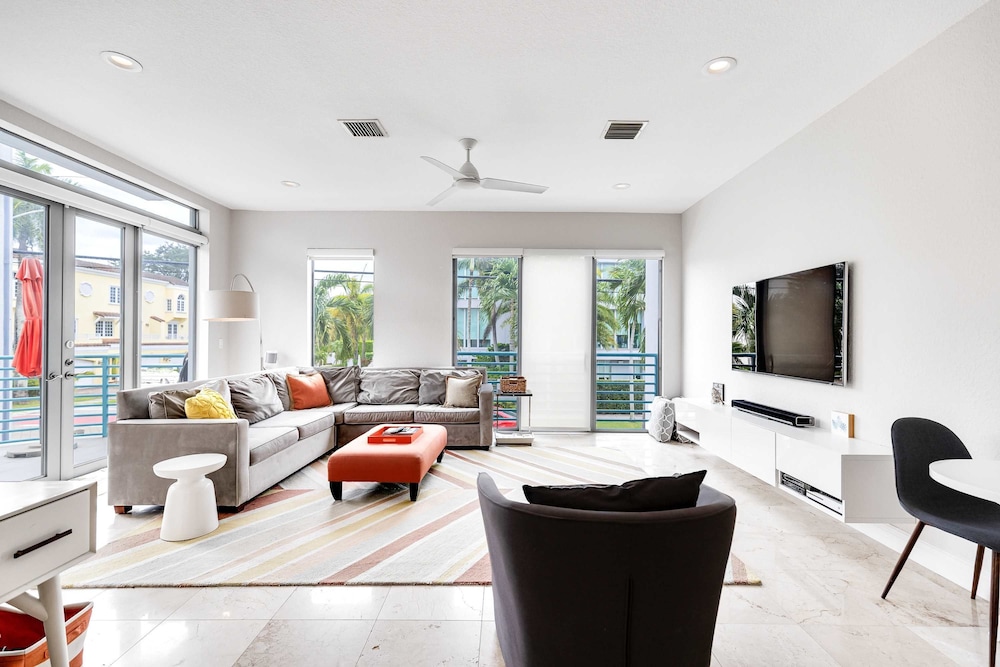 NEW 3-story Townhome With Pool Room Expansive Balcony Seconds Away From Las Olas